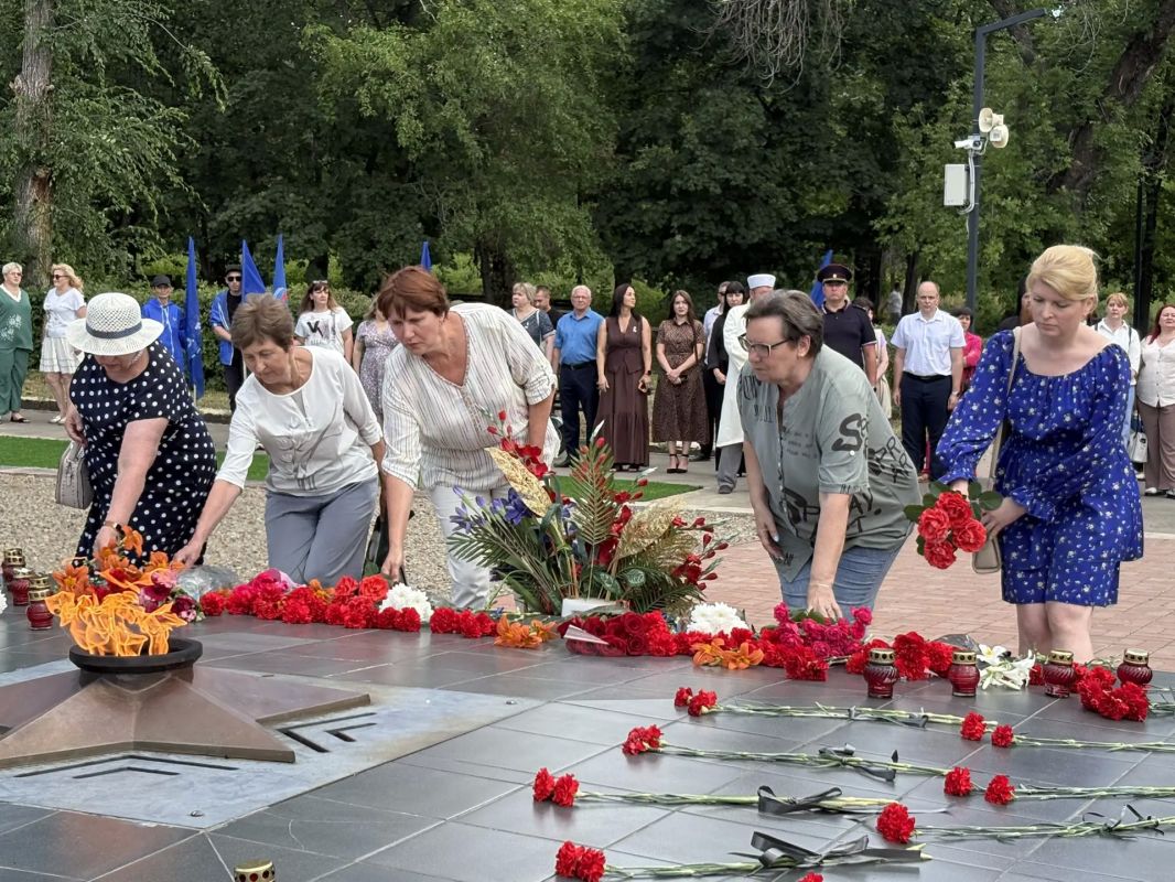 Сегодня, в День памяти и скорби, на площади Героев Великой Отечественной войны собрались руководители городских организаций и предприятий, представители духовенства, активисты местного отделения партии «Единая Россия»... Сегодня, в День памяти и скорби, на площади Героев Великой Отечественной войны собрались руководители городских организаций и предприятий, представители духовенства, активисты местного отделения партии «Единая Россия»...