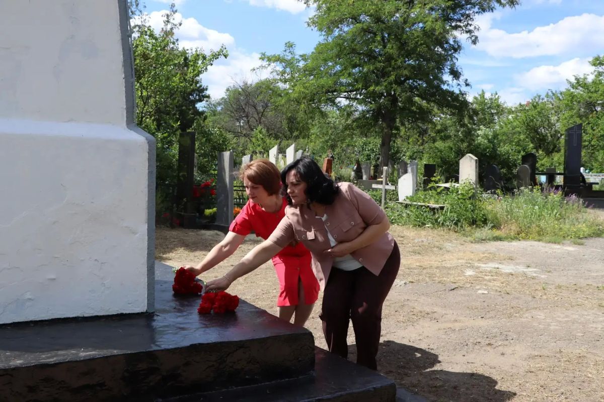 В Лутугино почтили память павших в День памяти и скорби В Лутугино почтили память павших в День памяти и скорби