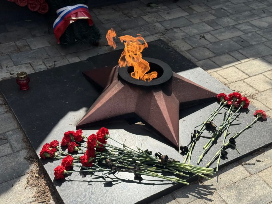 Возложение цветов ко Дню памяти и скорби