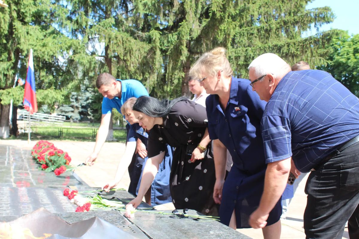 Сегодня, в День памяти и скорби, в Новопскове состоялся митинг у мемориала советским воинам, подпольщикам и землякам Сегодня, в День памяти и скорби, в Новопскове состоялся митинг у мемориала советским воинам, подпольщикам и землякам