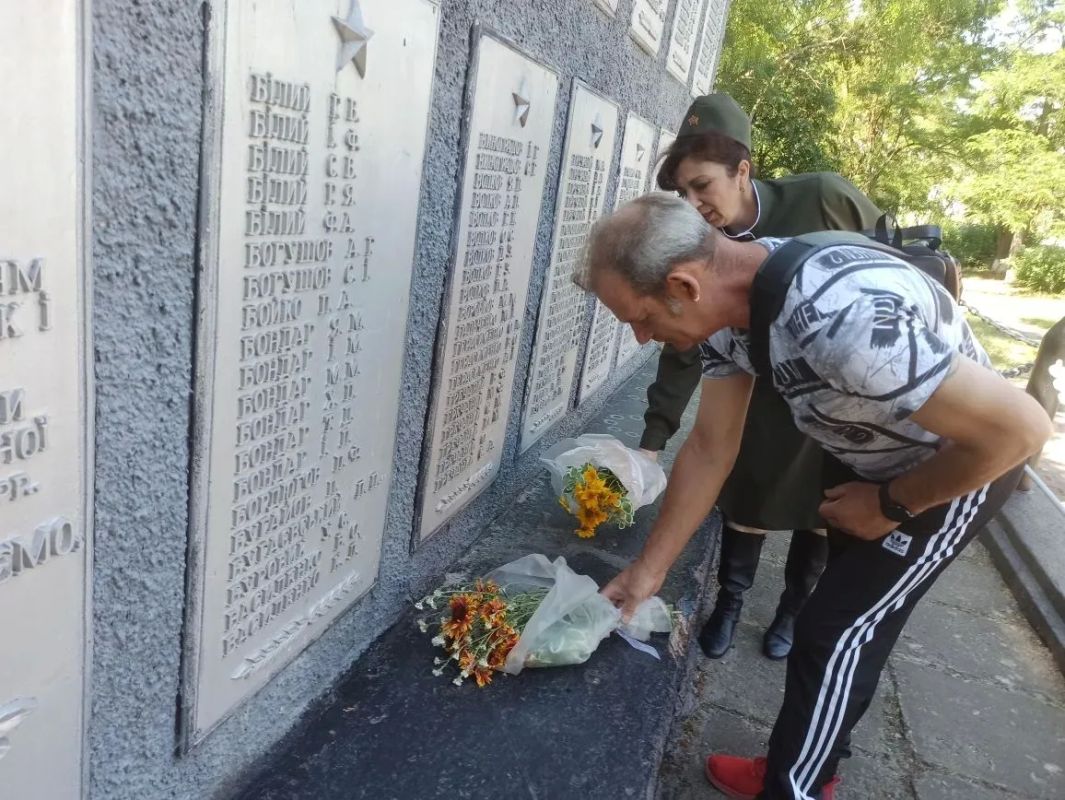 Сегодня, в День памяти и скорби, в пгт Белолуцк, у подножья Памятника погибшим воинам односельчанам состоялся митинг Сегодня, в День памяти и скорби, в пгт Белолуцк, у подножья Памятника погибшим воинам односельчанам состоялся митинг