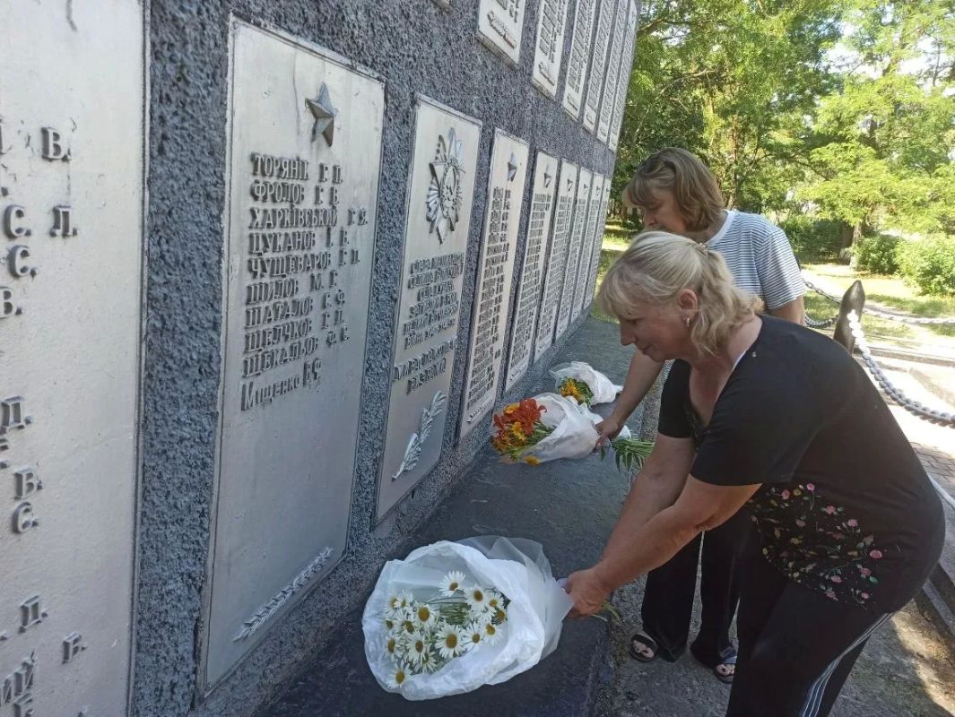 Сегодня, в День памяти и скорби, в пгт Белолуцк, у подножья Памятника погибшим воинам односельчанам состоялся митинг Сегодня, в День памяти и скорби, в пгт Белолуцк, у подножья Памятника погибшим воинам односельчанам состоялся митинг