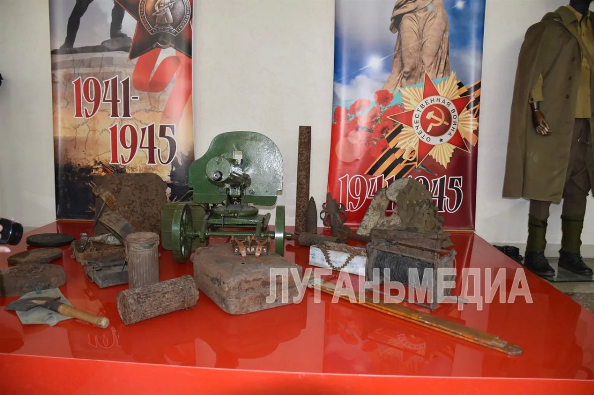 В Краснодонском музее открылась выставка «Фронтовая правда» В Краснодонском музее открылась выставка «Фронтовая правда»