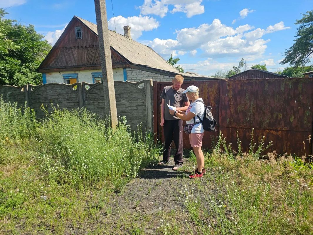 Сегодня сотрудники отдела жизнеобеспечения пгт Дзержинский, пгт НагольноТарасовка провели подворовый обход в пгт Дзержинский, уделив особое внимание дворам, возле которых образовались сильные заросли травы Сегодня сотрудники отдела жизнеобеспечения пгт Дзержинский, пгт НагольноТарасовка провели подворовый обход в пгт Дзержинский, уделив особое внимание дворам, возле которых образовались сильные заросли травы