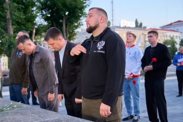 Михаил Голубович: Традиционно вместе с коллегами и молодёжью мы собрались у обелиска Героям Великой Отечественной войны и возложили лампадки и цветы в память о тех, кто отдал свою жизнь в годы Великой Отечественной войны...