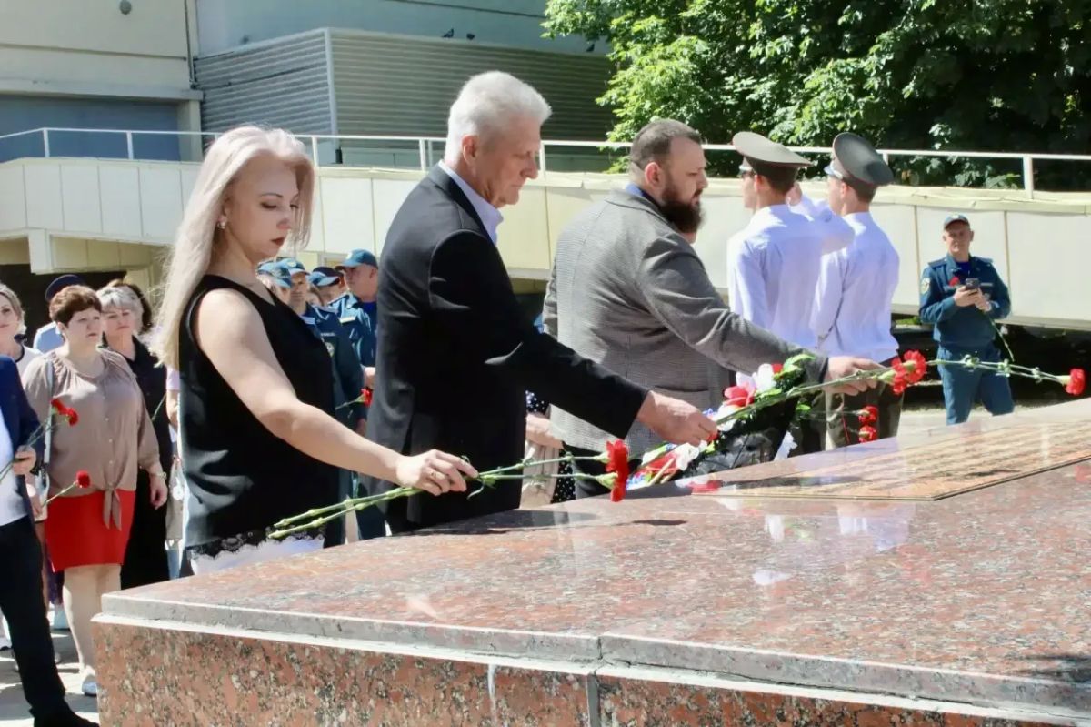 Иван Санаев: Сегодня, в День памяти и скорби, был в Краснодоне у братской могилы молодогвардейцев Иван Санаев: Сегодня, в День памяти и скорби, был в Краснодоне у братской могилы молодогвардейцев