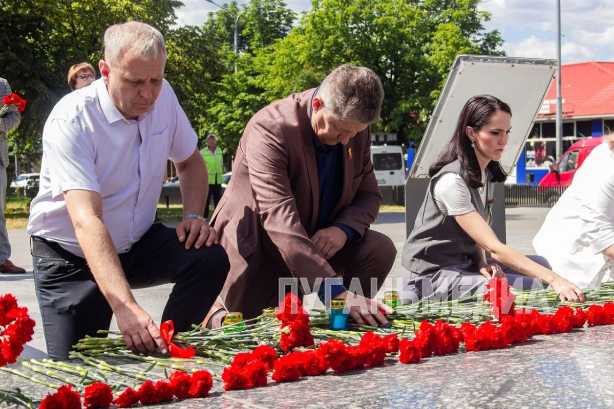 Луганчане возложили цветы к монументам в День памяти и скорби Луганчане возложили цветы к монументам в День памяти и скорби