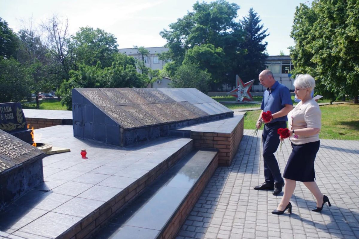 В День памяти и скорби Глава округа, член политсовета местного отделения «Единой России» Сергей Крамаренко, Председатель Совета, заместитель Секретаря местного отделения партии Антонина Гречишкина, муниципальные депутаты и... В День памяти и скорби Глава округа, член политсовета местного отделения «Единой России» Сергей Крамаренко, Председатель Совета, заместитель Секретаря местного отделения партии Антонина Гречишкина, муниципальные депутаты и...