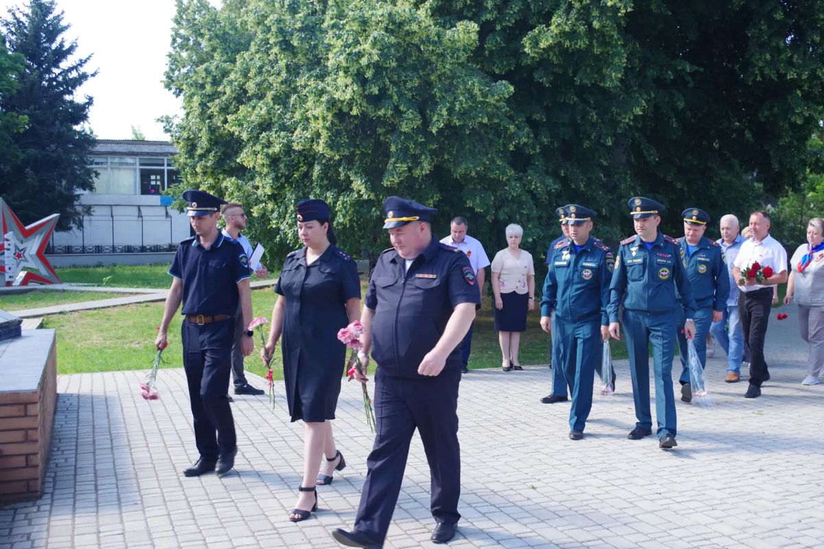 Сегодня, 22 июня, в День памяти и скорби, Глава округа, член политсовета местного отделения партии «Единая Россия» Сергей Крамаренко, Председатель совета, заместитель Секретаря местного отделения партии «Единая Россия»... Сегодня, 22 июня, в День памяти и скорби, Глава округа, член политсовета местного отделения партии «Единая Россия» Сергей Крамаренко, Председатель совета, заместитель Секретаря местного отделения партии «Единая Россия»...