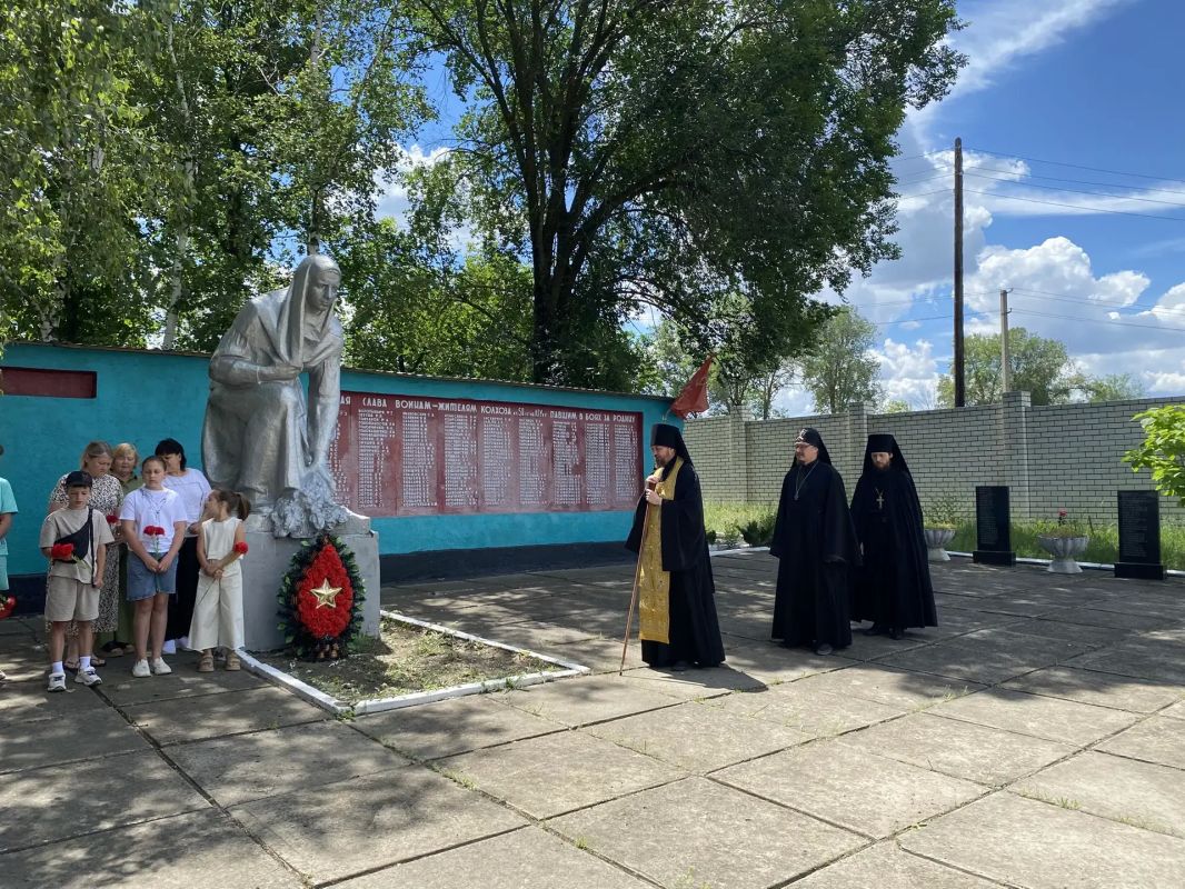 В селе Чугинка у мемориала «Скорбящая мать» состоялся митинг памяти и панихида, посвящённые Дню памяти и скорби В селе Чугинка у мемориала «Скорбящая мать» состоялся митинг памяти и панихида, посвящённые Дню памяти и скорби