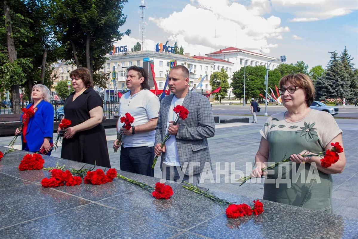 Луганчане возложили цветы к монументам в День памяти и скорби Луганчане возложили цветы к монументам в День памяти и скорби