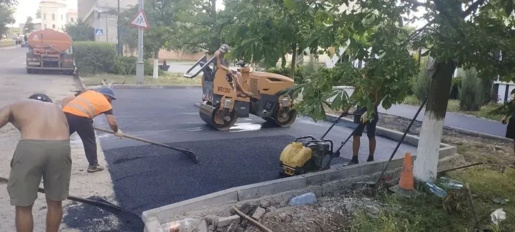 Специалисты подрядной организации приступили к укладке нового асфальта на тротуаре по улице Пионерской