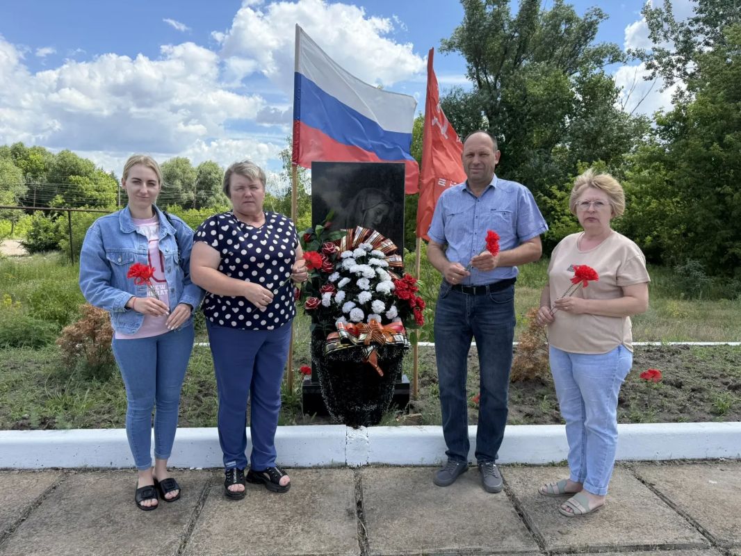 22 июня в День памяти и скорби Администрация села Епифановки Кременского муниципального округа, сельский клуб и ГБОУ ЛНР «Епифановская ОШ» провели возложение цветов к мемориалу павшим воинам