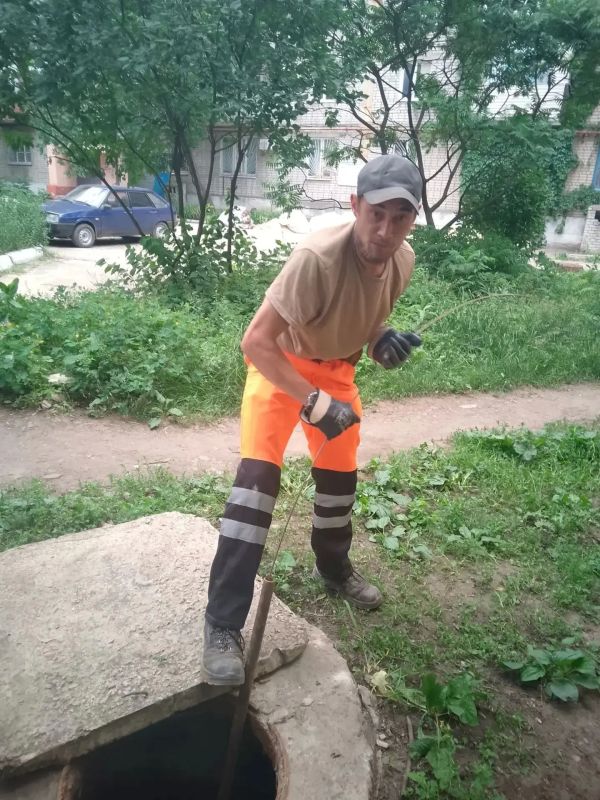 В Красном Луче ежедневно устраняют аварии на сетях водоснабжения В Красном Луче ежедневно устраняют аварии на сетях водоснабжения
