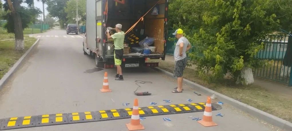 Новости дорожного ремонта. Подрядная организация проводит монтаж искусственных дорожных неровностей в городе Краснодоне Новости дорожного ремонта. Подрядная организация проводит монтаж искусственных дорожных неровностей в городе Краснодоне
