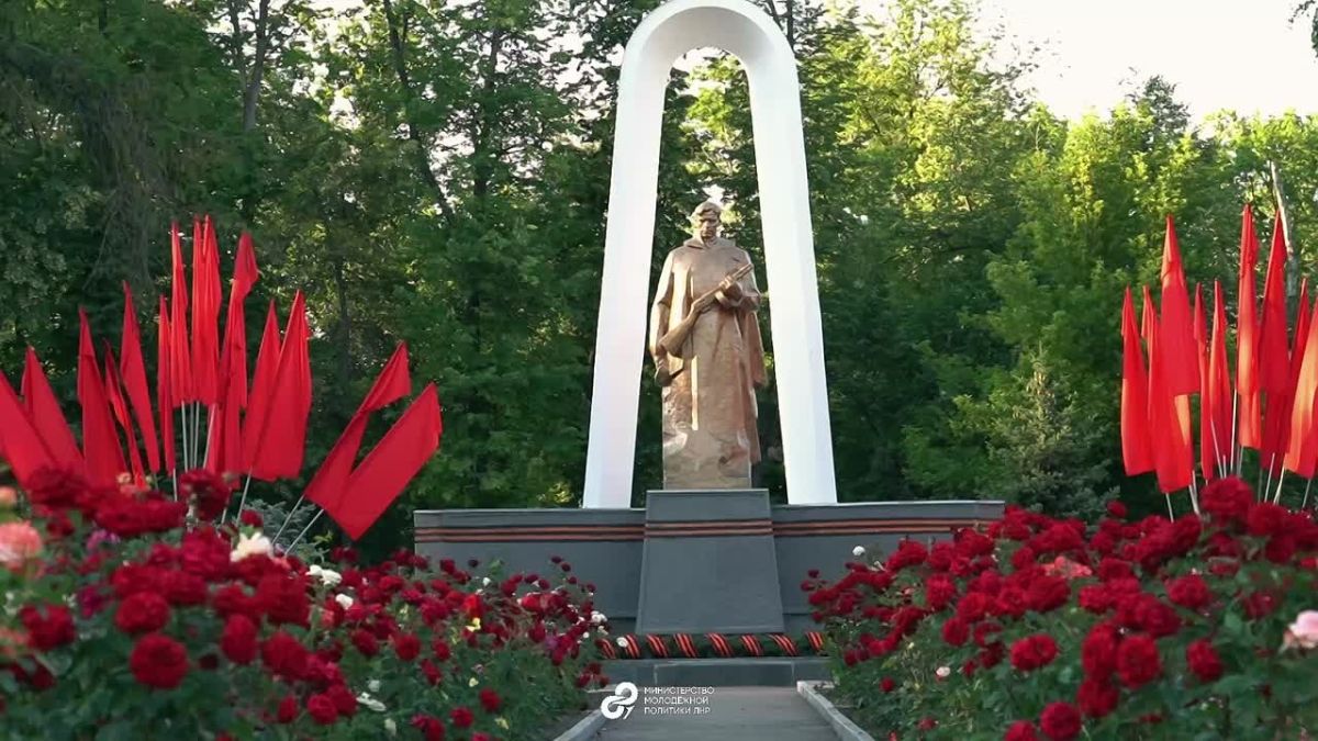 В День памяти и скорби в луганском Парке Горького зажгли огненную картину «Клятва молодогвардейцев»