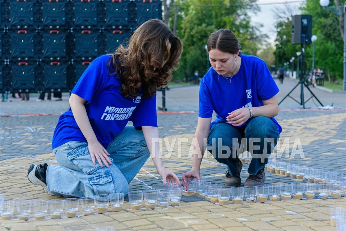 В День памяти и скорби луганские активисты зажгли тысячи свечей в память о погибших в годы Великой Отечественной войны В День памяти и скорби луганские активисты зажгли тысячи свечей в память о погибших в годы Великой Отечественной войны