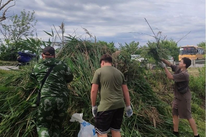 В рамках Всероссийской акции «Вода России» в Червонопартизанске привели в порядок берег городского пруда В рамках Всероссийской акции «Вода России» в Червонопартизанске привели в порядок берег городского пруда