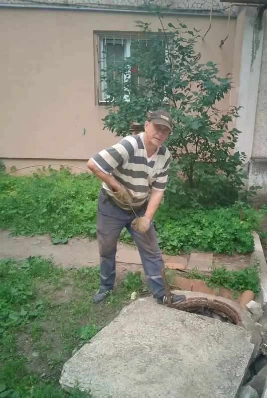 В Красном Луче ежедневно устраняют аварии на сетях водоснабжения В Красном Луче ежедневно устраняют аварии на сетях водоснабжения
