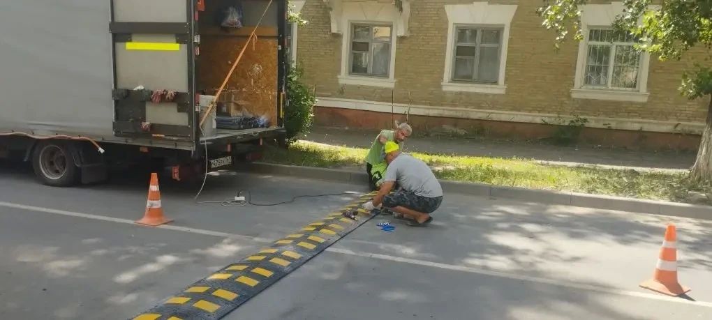 Новости дорожного ремонта. Подрядная организация проводит монтаж искусственных дорожных неровностей в городе Краснодоне Новости дорожного ремонта. Подрядная организация проводит монтаж искусственных дорожных неровностей в городе Краснодоне