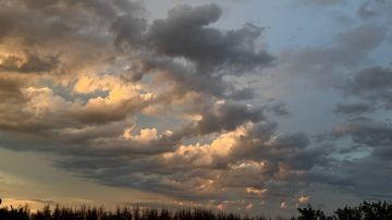 Синоптики прогнозируют 24 июня в ЛНР от 14 градусов выше нуля ночью до 32 градусов жары днем, местами ожидается кратковременный дождь с грозой