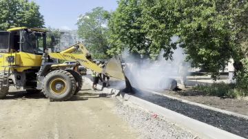 В Краснодоне, во дворе Микроцентр 25, стартовали работы по благоустройству тротуаров