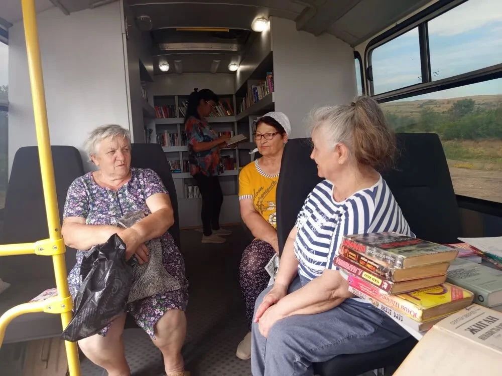 «Читающий автобус» встречают в отдаленных уголках Краснодонщины «Читающий автобус» встречают в отдаленных уголках Краснодонщины