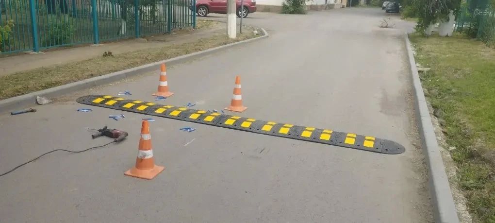 Новости дорожного ремонта. Подрядная организация проводит монтаж искусственных дорожных неровностей в городе Краснодоне Новости дорожного ремонта. Подрядная организация проводит монтаж искусственных дорожных неровностей в городе Краснодоне