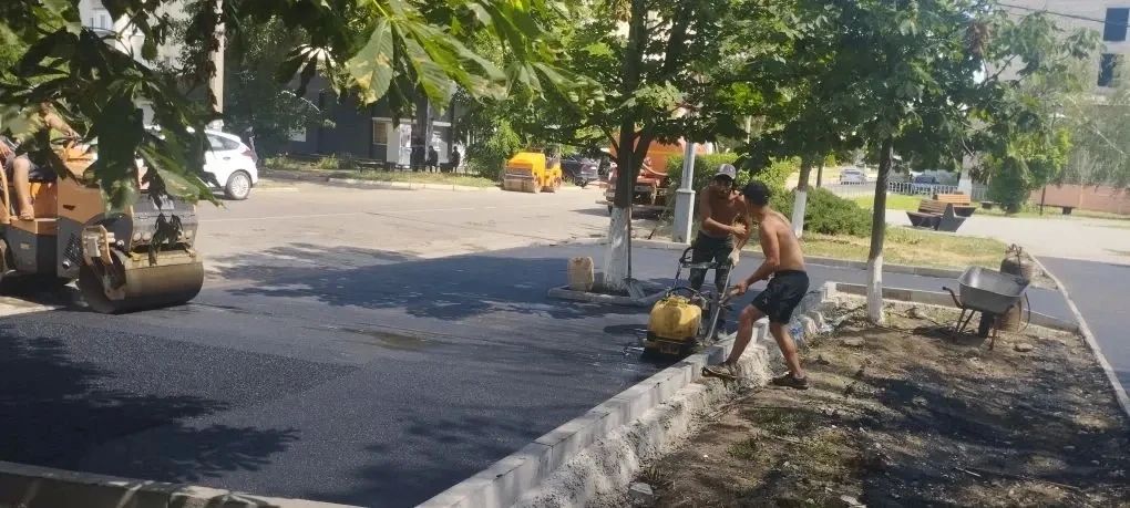 Специалисты подрядной организации приступили к укладке нового асфальта на тротуаре по улице Пионерской Специалисты подрядной организации приступили к укладке нового асфальта на тротуаре по улице Пионерской