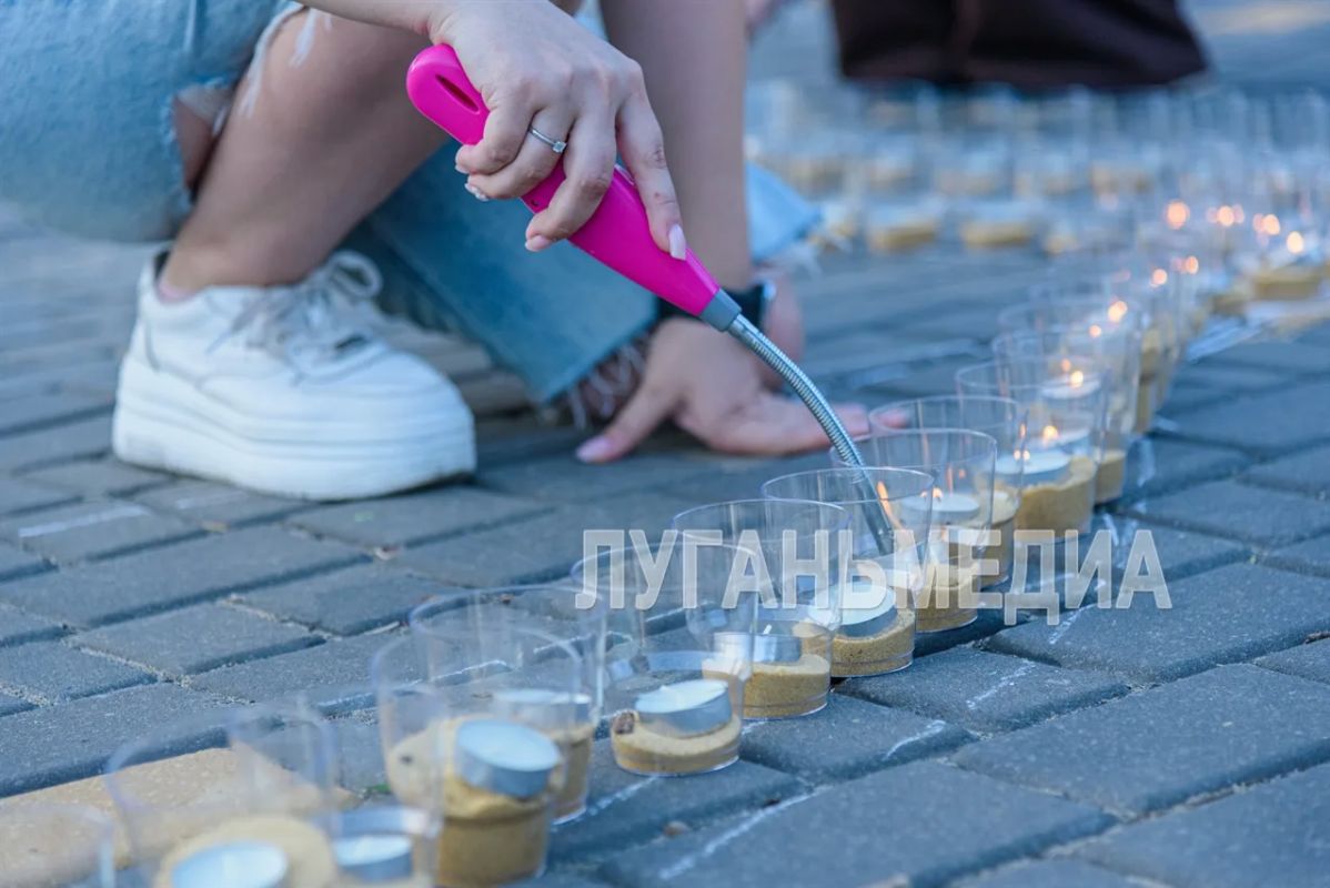 В День памяти и скорби луганские активисты зажгли тысячи свечей в память о погибших в годы Великой Отечественной войны В День памяти и скорби луганские активисты зажгли тысячи свечей в память о погибших в годы Великой Отечественной войны