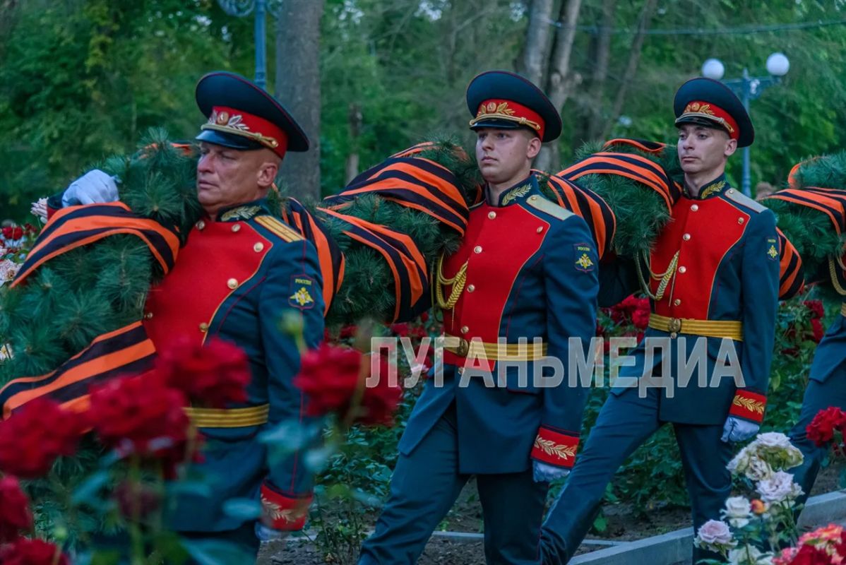 В День памяти и скорби луганские активисты зажгли тысячи свечей в память о погибших в годы Великой Отечественной войны В День памяти и скорби луганские активисты зажгли тысячи свечей в память о погибших в годы Великой Отечественной войны