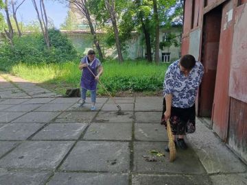 Сотрудники всех филиалов Краснолучской центральной городской библиотеки им. Н.К. Крупской вышли на субботник, чтобы привести в порядок подведомственные территории