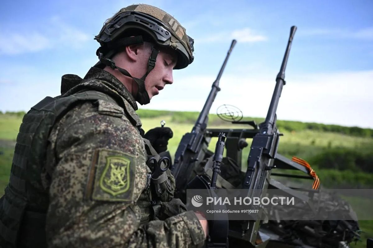 Кадры боевой подготовке мобильных огневых групп 1-го мотострелкового полка 2-й мотострелковой дивизии 1-й танковой армии группировки войск «Запад» на одном из полигонов ЛНР Кадры боевой подготовке мобильных огневых групп 1-го мотострелкового полка 2-й мотострелковой дивизии 1-й танковой армии группировки войск «Запад» на одном из полигонов ЛНР