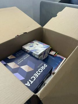 Специалисты Дома Дружбы народов Алтая готовят посылку для детей Славяносербска