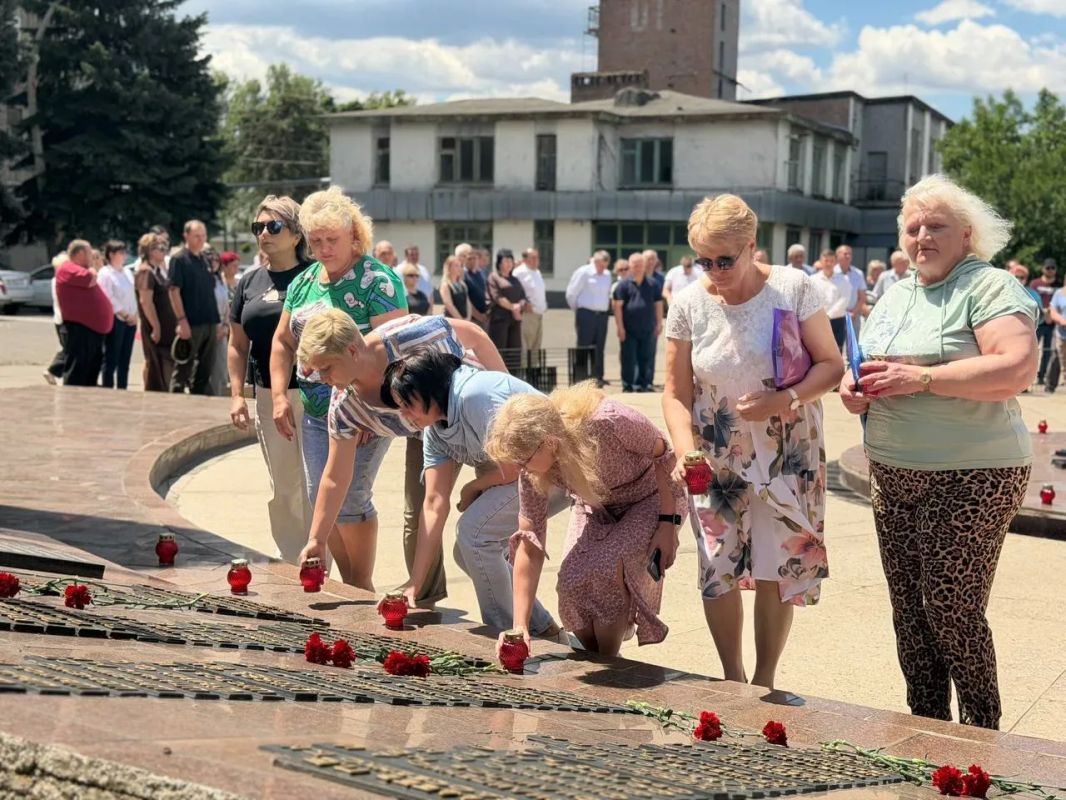 Константин Бутримов: Тишина, в которой бьются сердца: 22 июня у заводского Вечного огня Константин Бутримов: Тишина, в которой бьются сердца: 22 июня у заводского Вечного огня
