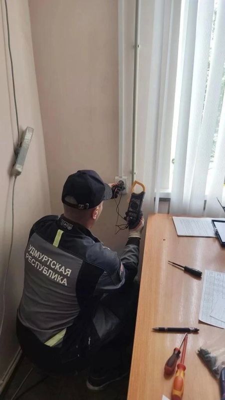 Удмуртские электрики провели ревизию проводки в административном здании города Лутугино Удмуртские электрики провели ревизию проводки в административном здании города Лутугино