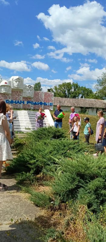 В Зоринске возложили цветы к мемориалу «Шахтерам-воинам – сынам Родины» В Зоринске возложили цветы к мемориалу «Шахтерам-воинам – сынам Родины»