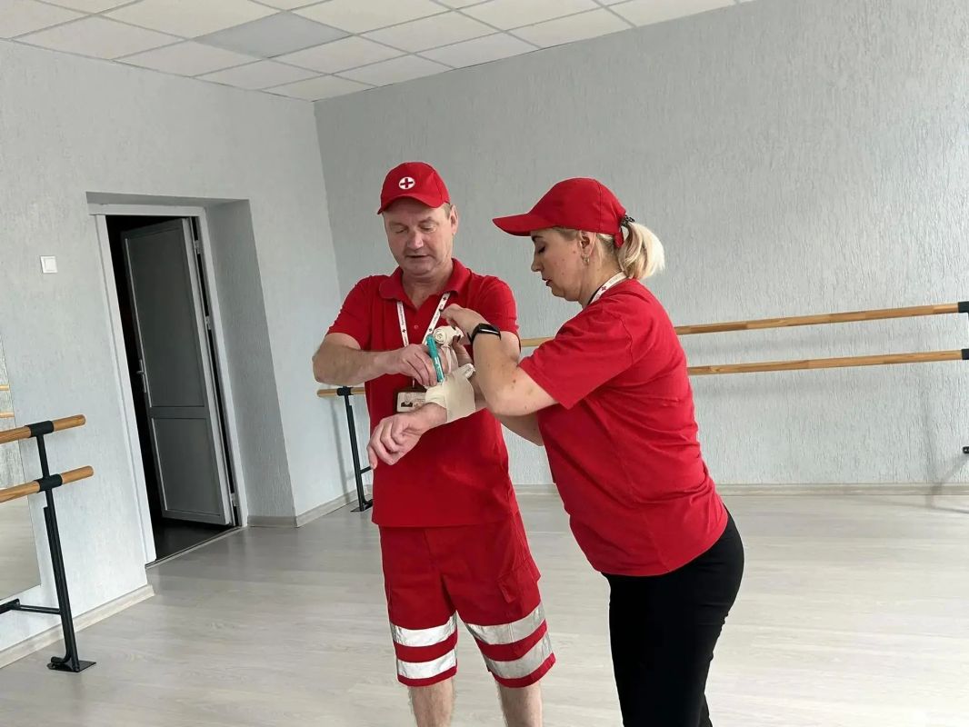 В Лисичанской ДШИ №1 всегда кипит жизнь, но сегодня мы хотим рассказать о событии, которое вышло за рамки обычных занятий и коснулось очень важной темы – безопасности и взаимопомощи В Лисичанской ДШИ №1 всегда кипит жизнь, но сегодня мы хотим рассказать о событии, которое вышло за рамки обычных занятий и коснулось очень важной темы – безопасности и взаимопомощи