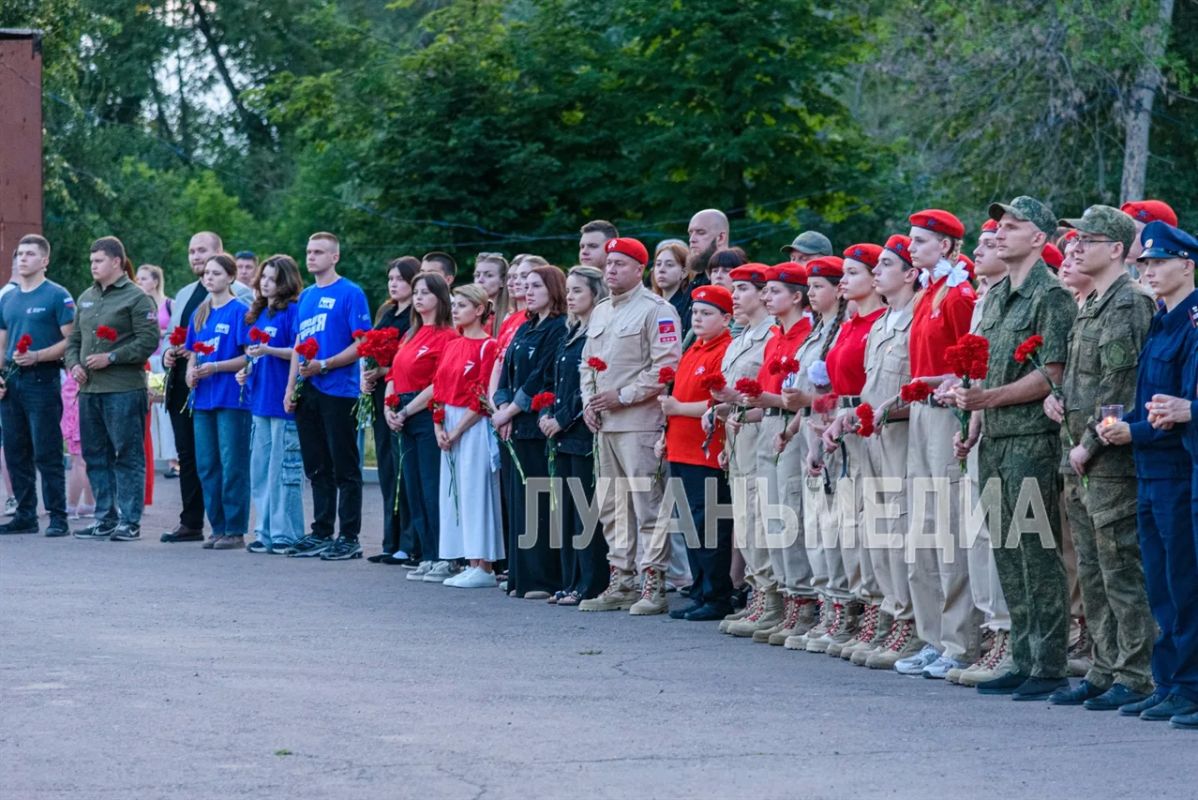 В День памяти и скорби луганские активисты зажгли тысячи свечей в память о погибших в годы Великой Отечественной войны В День памяти и скорби луганские активисты зажгли тысячи свечей в память о погибших в годы Великой Отечественной войны