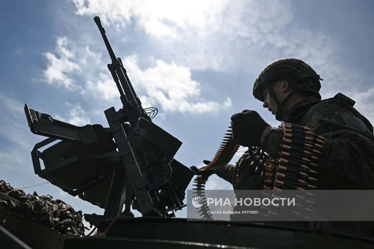 Кадры боевой подготовке мобильных огневых групп 1-го мотострелкового полка 2-й мотострелковой дивизии 1-й танковой армии группировки войск «Запад» на одном из полигонов ЛНР Кадры боевой подготовке мобильных огневых групп 1-го мотострелкового полка 2-й мотострелковой дивизии 1-й танковой армии группировки войск «Запад» на одном из полигонов ЛНР