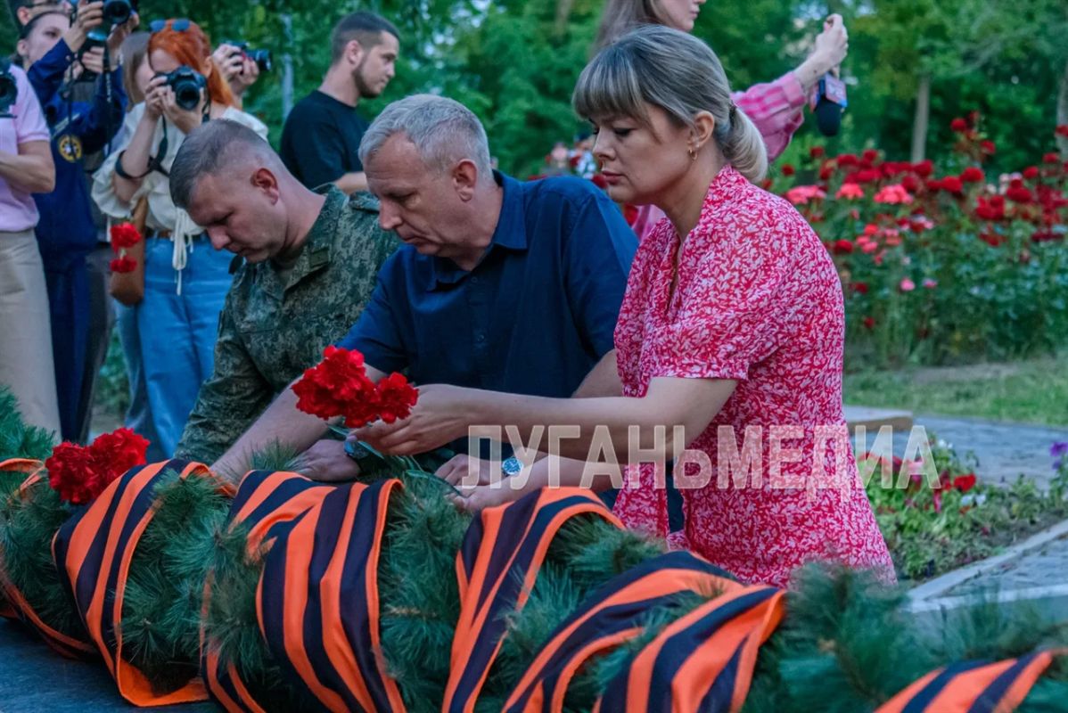 В День памяти и скорби луганские активисты зажгли тысячи свечей в память о погибших в годы Великой Отечественной войны В День памяти и скорби луганские активисты зажгли тысячи свечей в память о погибших в годы Великой Отечественной войны