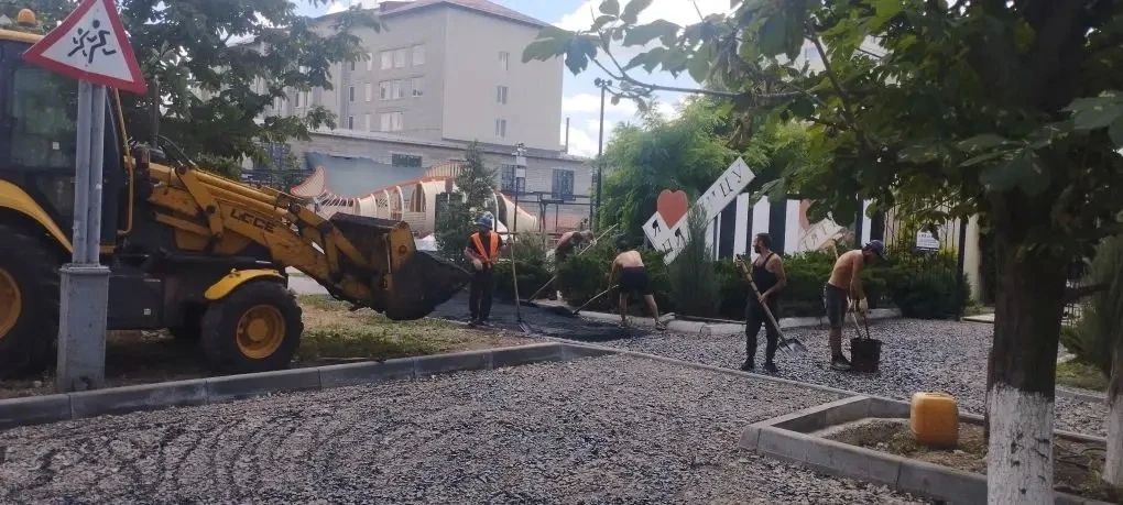Специалисты подрядной организации приступили к укладке нового асфальта на тротуаре по улице Пионерской Специалисты подрядной организации приступили к укладке нового асфальта на тротуаре по улице Пионерской