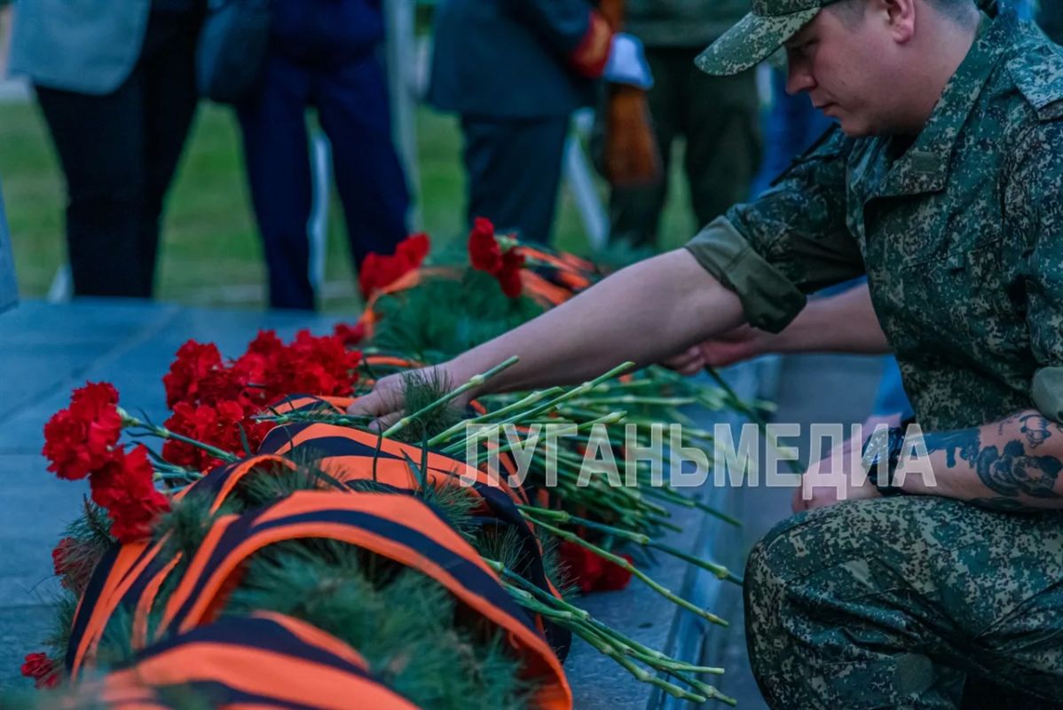 В День памяти и скорби луганские активисты зажгли тысячи свечей в память о погибших в годы Великой Отечественной войны В День памяти и скорби луганские активисты зажгли тысячи свечей в память о погибших в годы Великой Отечественной войны