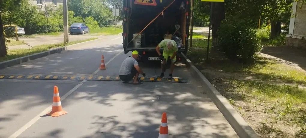 Новости дорожного ремонта. Подрядная организация проводит монтаж искусственных дорожных неровностей в городе Краснодоне Новости дорожного ремонта. Подрядная организация проводит монтаж искусственных дорожных неровностей в городе Краснодоне