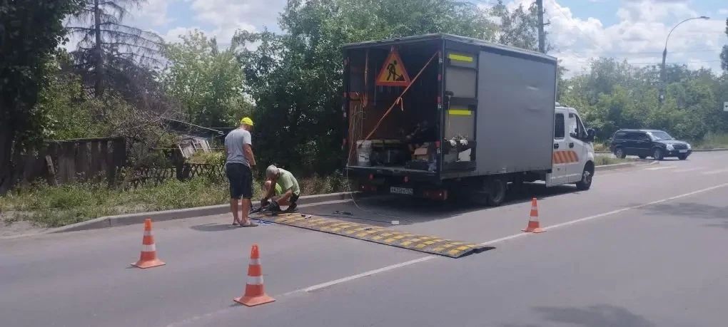 Новости дорожного ремонта. Подрядная организация проводит монтаж искусственных дорожных неровностей в городе Краснодоне Новости дорожного ремонта. Подрядная организация проводит монтаж искусственных дорожных неровностей в городе Краснодоне