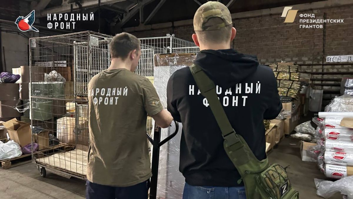 Продолжаем нашу миссию на гуманитарном складе РИК НФ ЛНР! Актив Молодёжки НФ работает с энтузиазмом, перебирая продукты и вещи для развоза по заявкам Продолжаем нашу миссию на гуманитарном складе РИК НФ ЛНР! Актив Молодёжки НФ работает с энтузиазмом, перебирая продукты и вещи для развоза по заявкам