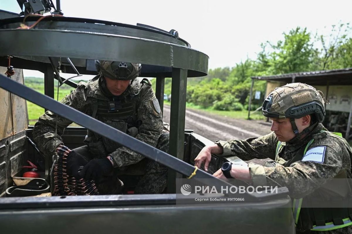 Кадры боевой подготовке мобильных огневых групп 1-го мотострелкового полка 2-й мотострелковой дивизии 1-й танковой армии группировки войск «Запад» на одном из полигонов ЛНР Кадры боевой подготовке мобильных огневых групп 1-го мотострелкового полка 2-й мотострелковой дивизии 1-й танковой армии группировки войск «Запад» на одном из полигонов ЛНР