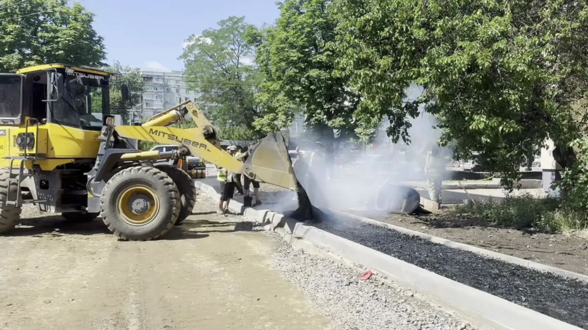 В Краснодоне, во дворе Микроцентр 25, стартовали работы по благоустройству тротуаров