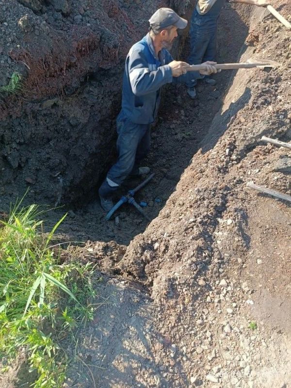 В Красном Луче ежедневно устраняют аварии на сетях водоснабжения В Красном Луче ежедневно устраняют аварии на сетях водоснабжения