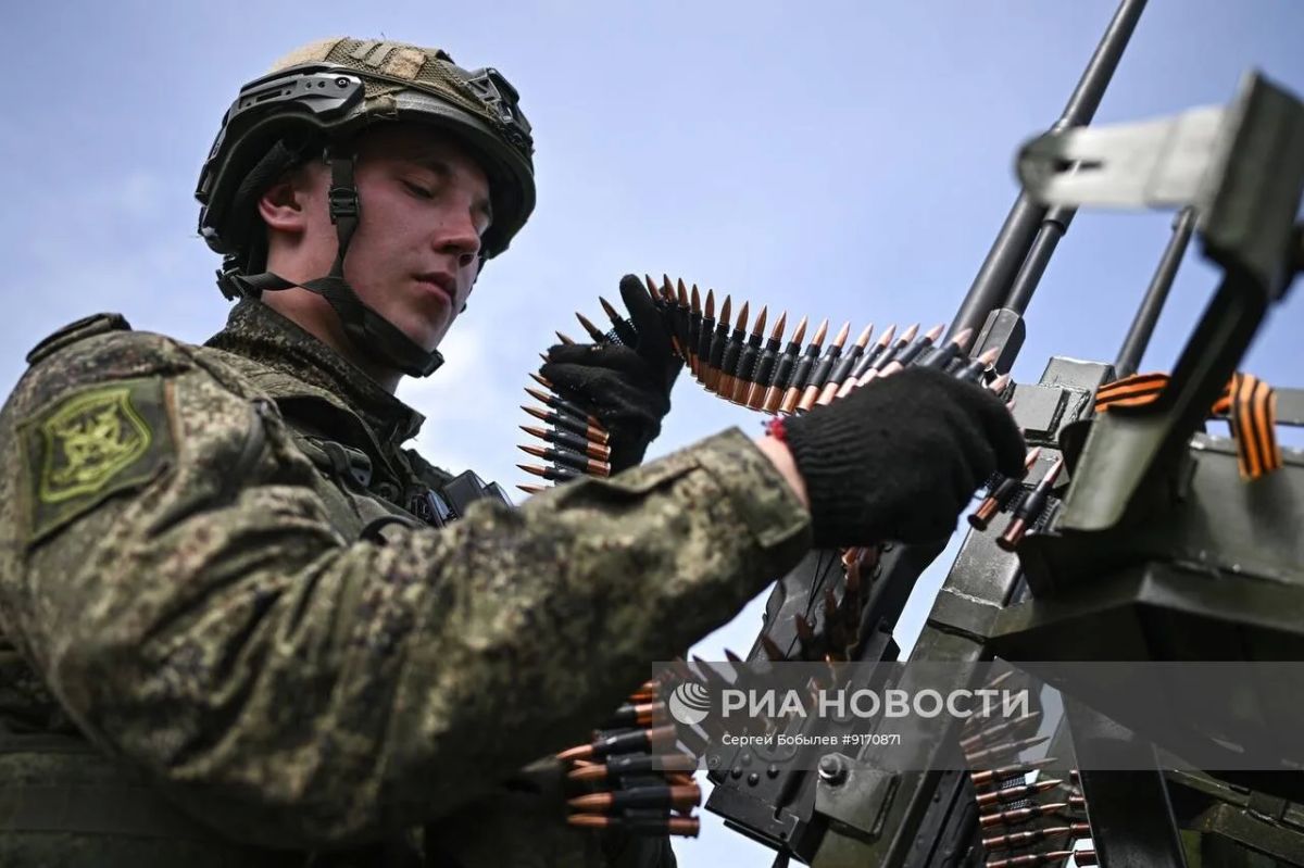 Кадры боевой подготовке мобильных огневых групп 1-го мотострелкового полка 2-й мотострелковой дивизии 1-й танковой армии группировки войск «Запад» на одном из полигонов ЛНР Кадры боевой подготовке мобильных огневых групп 1-го мотострелкового полка 2-й мотострелковой дивизии 1-й танковой армии группировки войск «Запад» на одном из полигонов ЛНР